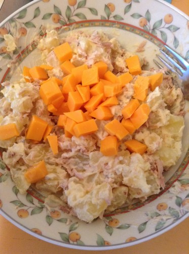 Aardappelsalade met tonijn en kaas