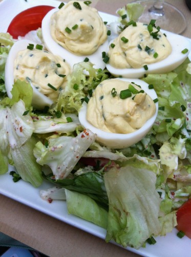 Salade met gevulde eieren