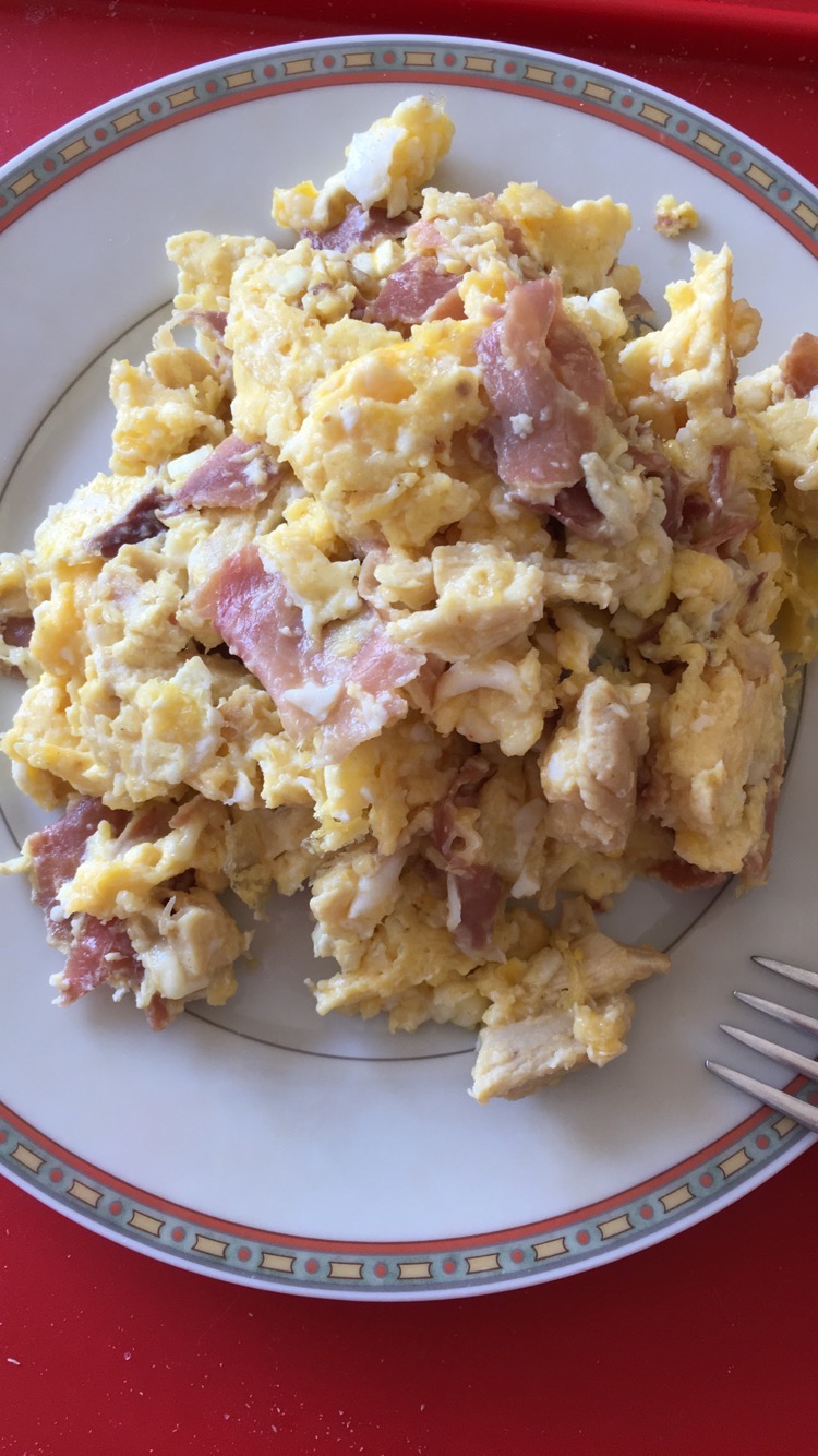 Scrambled-eggs-met-kip-ham-en-kaas