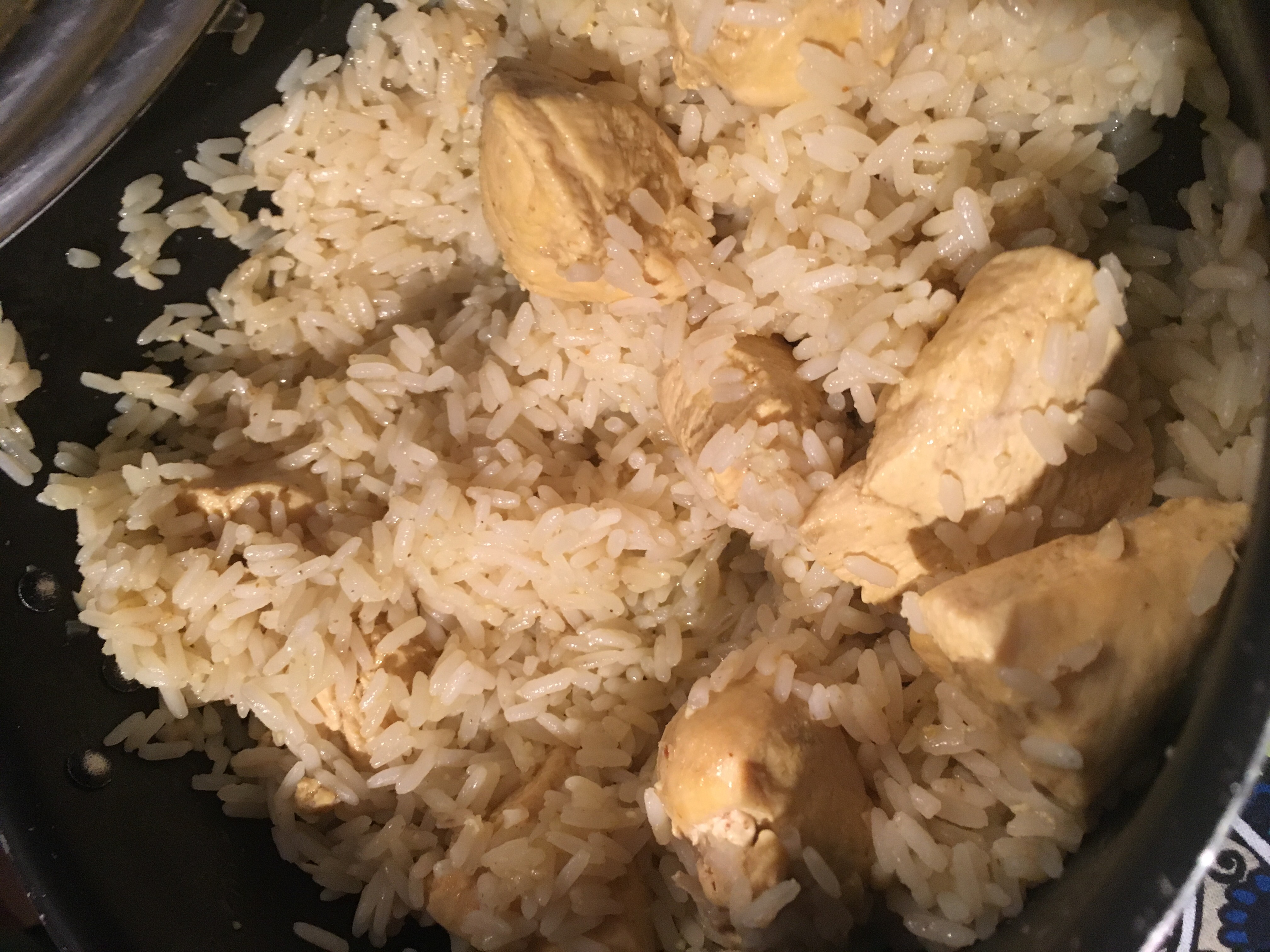 Rijst met kurkuma en kip