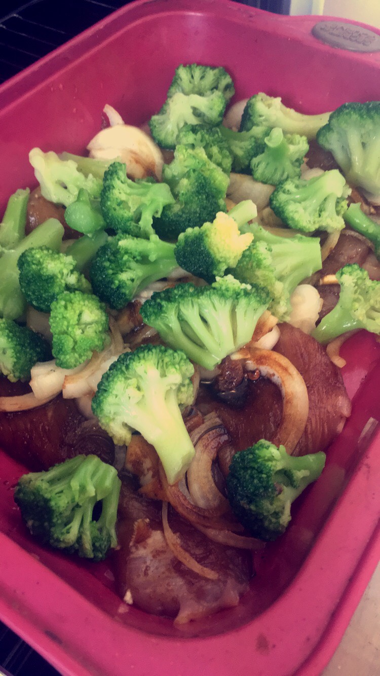 Kip uit de oven met broccoli en ketjap